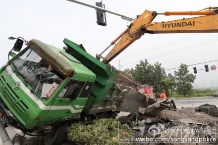 松江渣土車側(cè)翻造成2人死亡