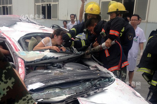 青島轎車被集裝箱壓扁車內(nèi)兩人奇跡生還