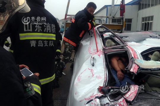 青島轎車被集裝箱壓扁車內(nèi)兩人奇跡生還