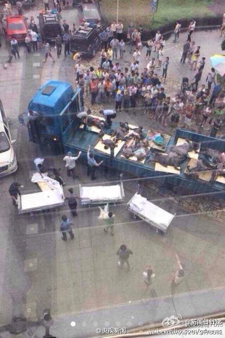 受傷的工人被送往醫(yī)院搶救