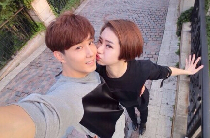 戚薇和李承鉉親吻照