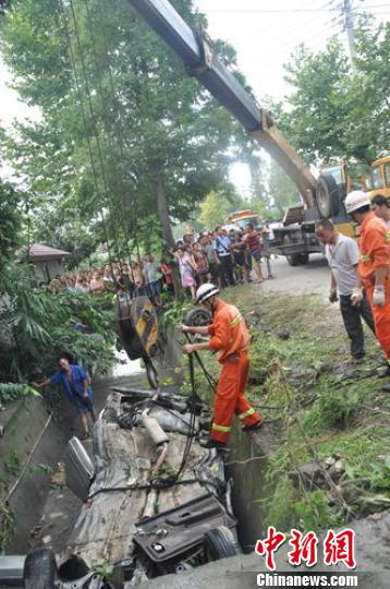 四川德陽(yáng)轎車翻入水渠車禍