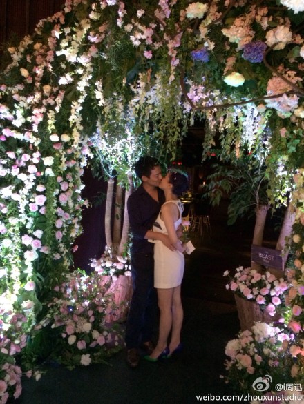 周迅與老公花叢熱吻曬幸福