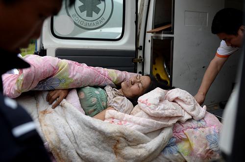 云南昭通地震災(zāi)區(qū)救援現(xiàn)場(chǎng)