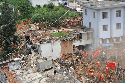 云南昭通地震災(zāi)區(qū)救援現(xiàn)場(chǎng)