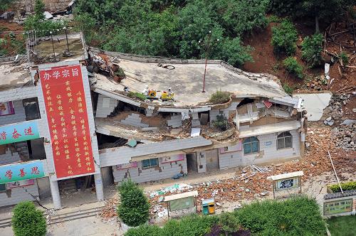 云南昭通地震災區救援現場