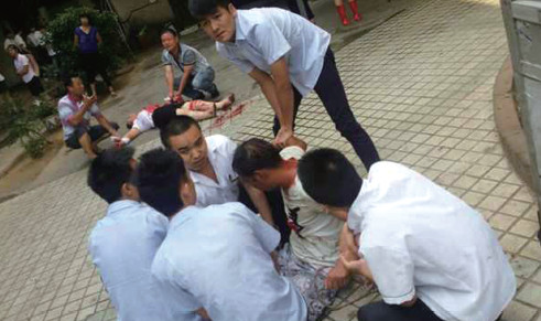 甌北一男子拿菜刀砍妻子