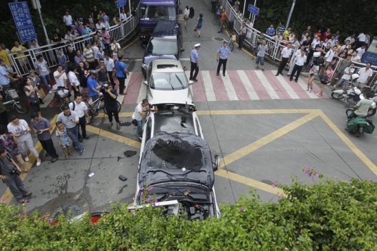 泥崗西路附近發(fā)生車禍