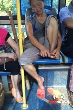 大媽公交上用刀削腳指甲