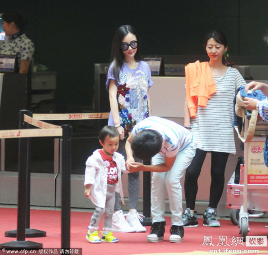 李小璐帶著女兒現(xiàn)身上海虹橋機(jī)場(chǎng)