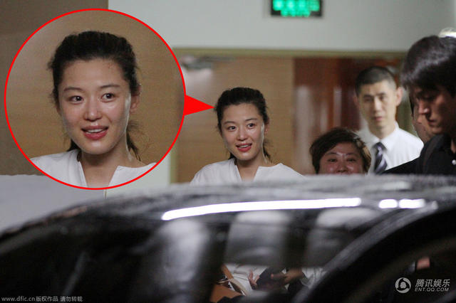 全智賢素顏現(xiàn)身地下車(chē)庫(kù)