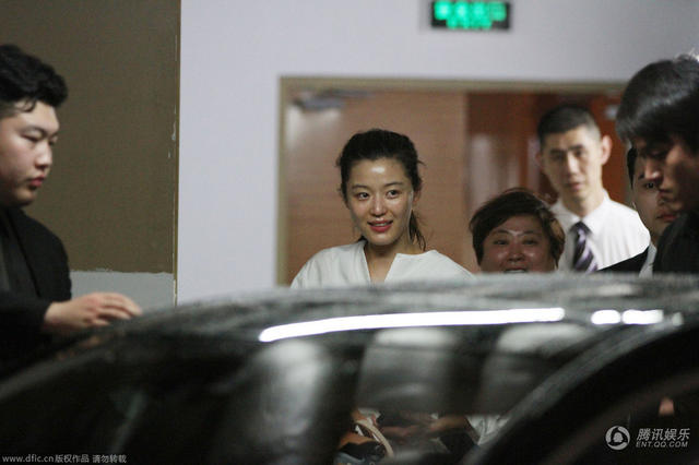 全智賢素顏現(xiàn)身地下車(chē)庫(kù)