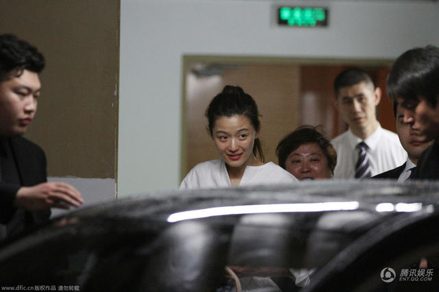 全智賢素顏現(xiàn)身地下車(chē)庫(kù)