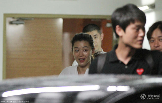 全智賢素顏現(xiàn)身地下車(chē)庫(kù)