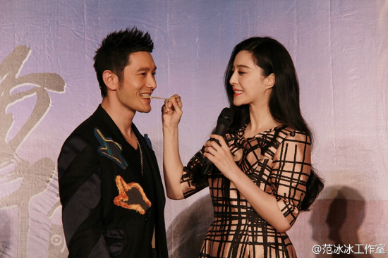 范冰冰亮相成都 和黃曉明親密互動