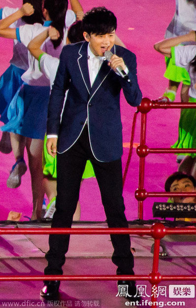 金秀賢現(xiàn)身南京青奧會開幕式彩排