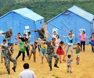 解放軍在教魯甸災區小朋友跳小蘋果