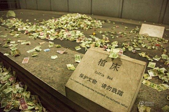 北京十三陵地宮內(nèi)堆滿游客扔的祈福紙幣