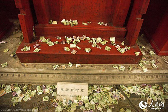 十三陵定陵地宮 祈福紙幣到處都是