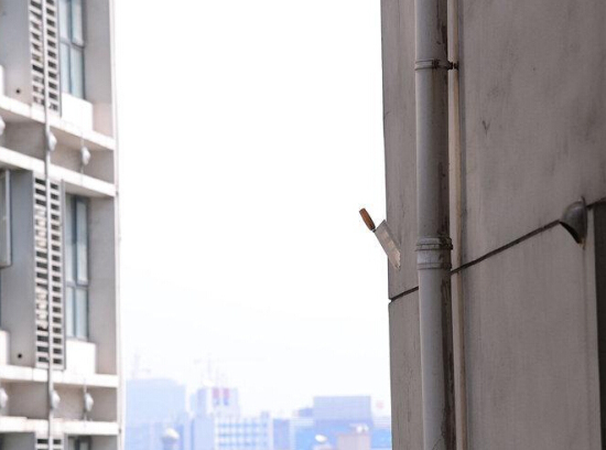 菜刀插入大樓外墻