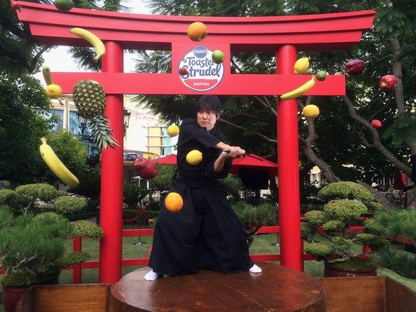 日本劍術高手町井勛表演快刀斬水果