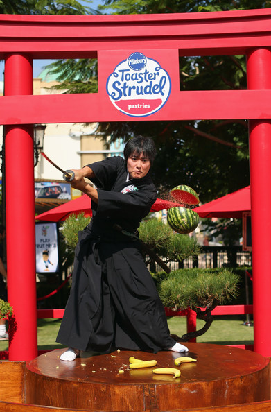 日本劍術高手町井勛表演快刀斬水果