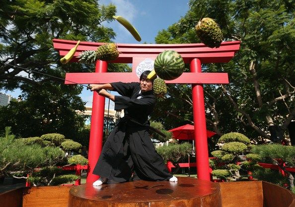 日本劍術高手町井勛表演快刀斬水果