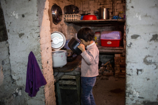 三姐弟長(zhǎng)期受父親虐待