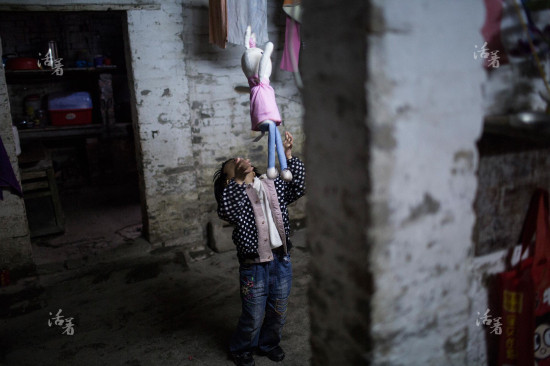 三姐弟長(zhǎng)期受父親虐待