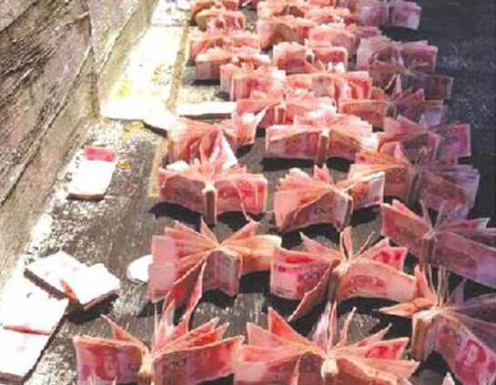 小偷扔保險柜失主曬百萬