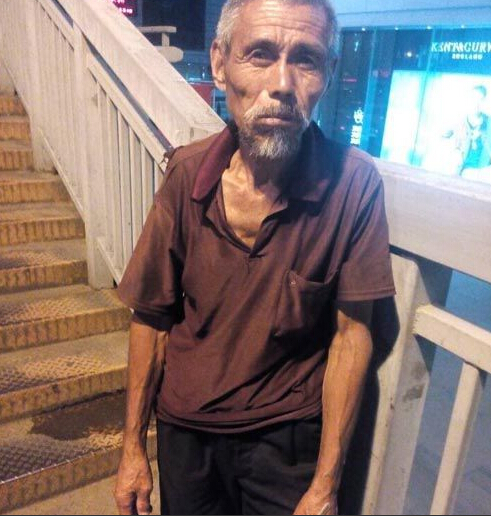 男子鬧市暴打乞討老人