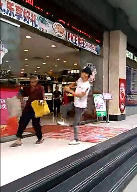 男子鬧市暴打乞討老人