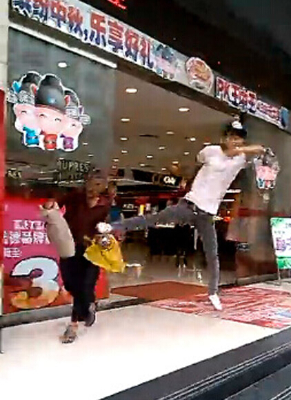 男子鬧市暴打乞討老人