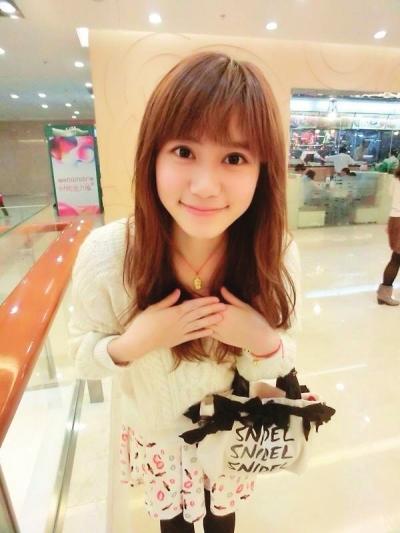 女神英語(yǔ)老師被封為臥蠶美女