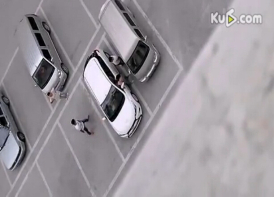 男子砸車飛踹狂扇女司機