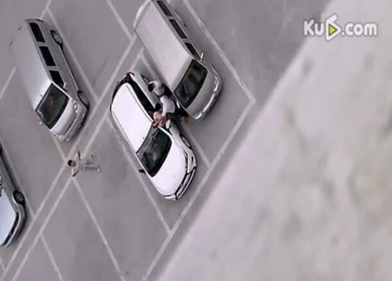 男子砸車飛踹狂扇女司機