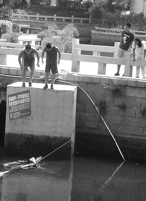 一群初中生救跳湖妙齡女子