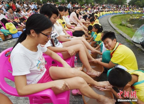 江西萬人同時洗腳傳播孝心