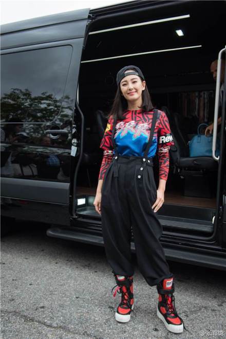 導(dǎo)演王全安嫖娼被抓當(dāng)天張雨綺在紐約參加時(shí)裝周