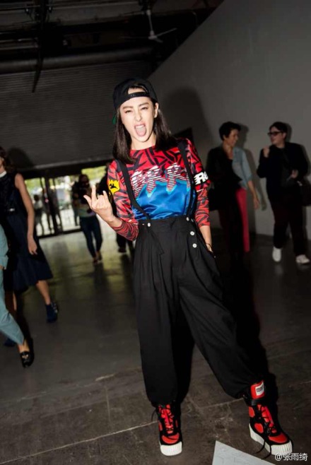 導(dǎo)演王全安嫖娼被抓當(dāng)天張雨綺在紐約參加時(shí)裝周