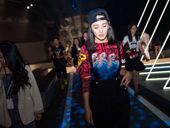 導(dǎo)演王全安嫖娼被抓當(dāng)天張雨綺在紐約參加時(shí)裝周