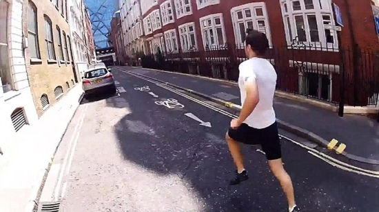 男子與地鐵賽跑