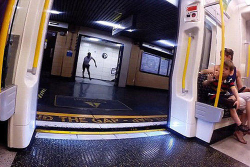 男子與地鐵賽跑
