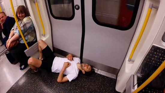 男子與地鐵賽跑