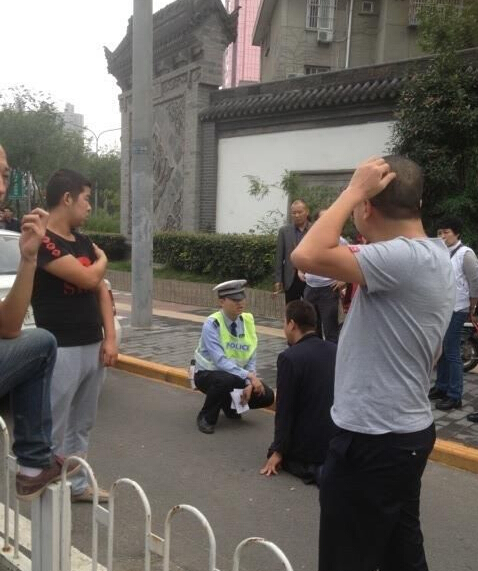殘疾摩的司機(jī)向交警下跪求情
