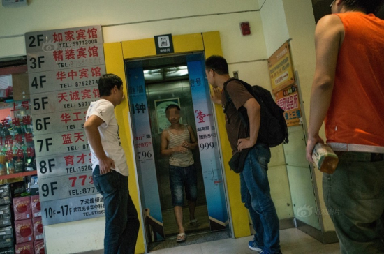 武漢高校旁的開房大廈