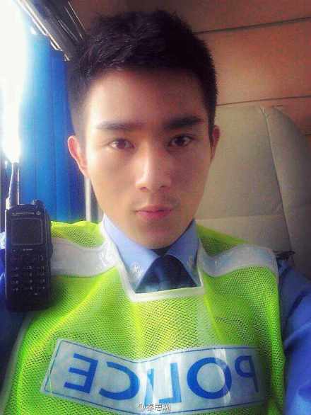 成都最帥交警秦思瀚