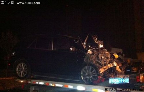 交警開路虎撞奔馳致2人死亡