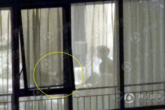 鋒菲公寓親吻畫面