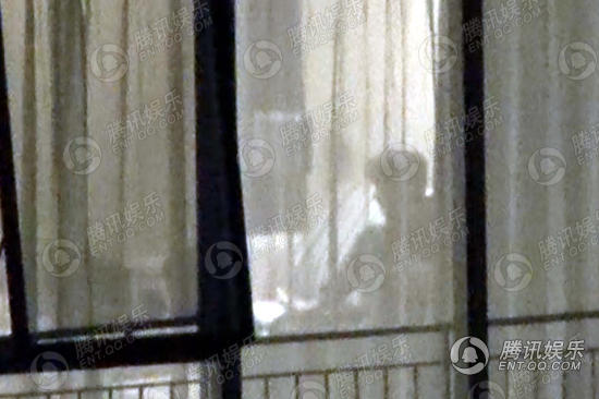 鋒菲公寓親吻畫面